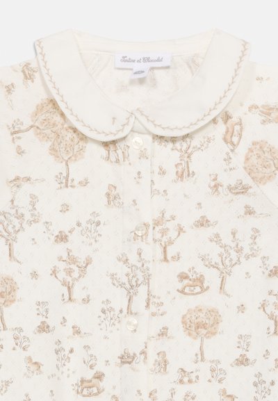 Kremfarget babybody med Peter Pan-krage, knapper foran og delikat brunt mønster med skogsdyr og trær.