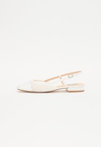 Zapato slingback blanco con punta afilada, tejido texturizado que presenta pequeñas cuentas y un tacón bajo en bloque. Detalle de correa ajustable en el tobillo.