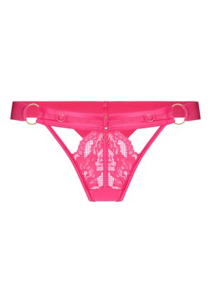 Felroze kanten en satijnen lingerie string met verstelbare bandjes en gouden ringdetails op een witte achtergrond.