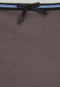 Sivkasta rebraste tkanine z gladko teksturo, ki vsebuje črno pentljo in črtast rob v modri in črni barvi na vrhu.