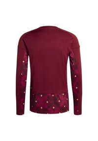 Tamnopurpjasta majica dugih rukava s uzorkovanim donjim rukavima i rubom u raznim nijansama ružičaste, izrađena od glatkog poliesterskog materijala.