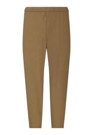 Καφέ ελαστικό παντελόνι κανονικής εφαρμογής με κωνικά μπατζάκια και διακριτικές λεπτομέρειες ραφής σε λευκό φόντο.