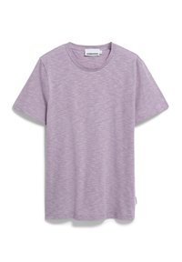 Licht paarse T-shirt met korte mouwen en een ronde hals, gemaakt van textiel met een subtiel gemêleerd patroon. Etiket zichtbaar aan de onderkant.
