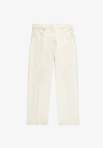 Vaqueros de pierna ancha color crema, fabricados con denim suave. Cuentan con un cierre de botón, passadores para cinturón y cuatro bolsillos con detalles de costura mínimos.