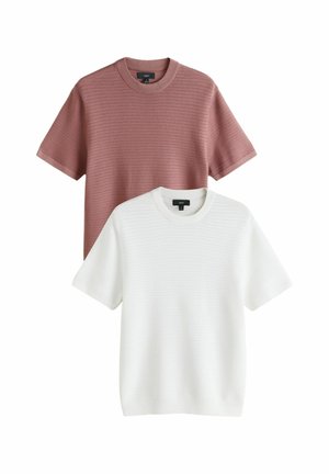 Twee korte mouw gebreide shirts, één in stoffig roze en één wit, met een gestructureerd horizontaal streeppatroon en ronde halslijnen.