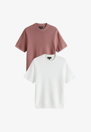Zwei kurzärmelige Strickshirts, eines in staubigem Pink und eines in Weiß, mit strukturierten horizontalen Streifenmustern und Rundhalsausschnitten.