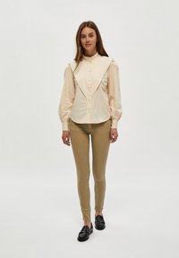 Desires DELOLA GARMENT DYE MIDWAIST - Prigludę džinsai - pale kahki
