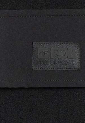 Czarny polarowy materiał z teksturowaną czarną naszywką z wytłoczonym logo "4F FOB FREE ON BOARD." Gładkie przeszycia na krawędzi.