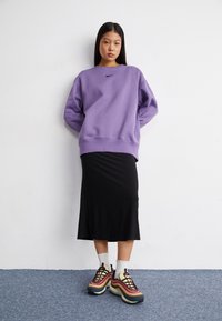 Nike Sportswear CREW - Felpa - daybreak/(black)