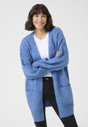 Cardigan en tricot bleu clair avec une coupe ample, des manches longues, deux poches avant et des poignets et un ourlet côtelés. La finition texturée ajoute de la douceur.