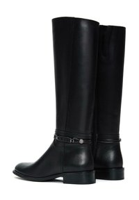 Stivali alti in pelle nera con texture morbida, punta arrotondata, tacco basso a blocco e dettaglio decorativo a strappo attorno alla caviglia.