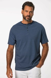 Námořnické modré triko s krátkým rukávem typu henley s horizontálními bílými pruhy, kulatým výstřihem, manžetou na tři knoflíky a měkkou texturou.