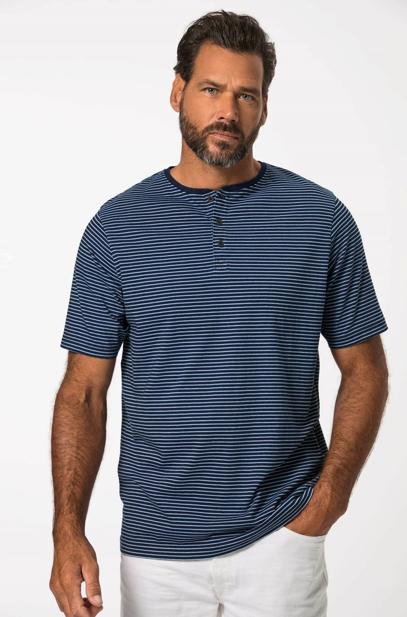 Námořnické modré triko s krátkým rukávem typu henley s horizontálními bílými pruhy, kulat�ým výstřihem, manžetou na tři knoflíky a měkkou texturou.