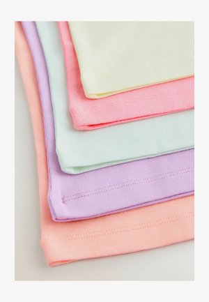 Pila di tessuto di cotone piegato in colori pastello: pesca, lavanda, verde chiaro, rosa e giallo pallido.