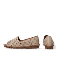 Chaussures ouvertes beiges à enfiler avec un motif en crochet, des accents en cuir et une semelle en caoutchouc texturée pour l'adhérence et la flexibilité.