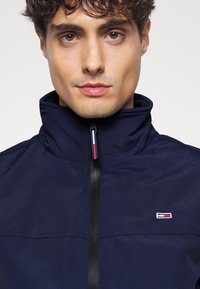 Tommy Jeans ESSENTIAL CASUAL - Lagana jakna - twilight navy