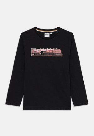 T-shirt noir à manches longues en coton, avec un graphisme en rose et blanc sur le devant et le nom de la marque "BOSS" dans un style déformé.