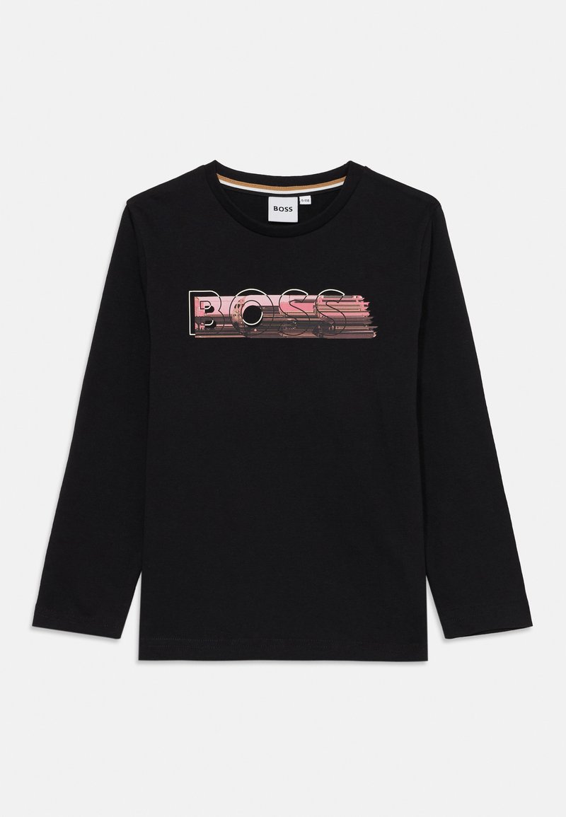 T-shirt de manga longa preta feita de algodão, com uma gráfica frontal em rosa e branco com o nome da marca "BOSS" em um estilo distorcido.