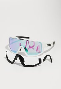 Sport zonnebril met een wit montuur, multikleurige spieglencategorie lenzen en verwisselbare zwarte accessoires voor aanpassingen aan de pasvorm.