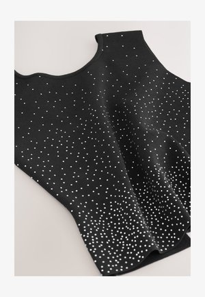 Crni pleteni top sa okruglim izrezom i uzorkom bijelih točkica po cijeloj površini, stvarajući teksturirani i moderan dizajn.