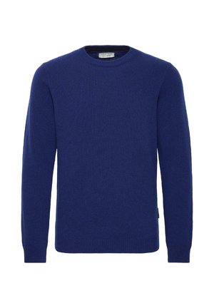 Modro pleten pulover z okrolim izrezom, dolgimi rokavi in rebrastimi manšetami; gladka tekstura in enakomerna barva, z majhno oznako blagovne znamke.