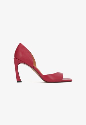 Punast nahast avatud varbaga kõrge kontsaga kinga kõverdatud kontsaga ja madalate külgedega, profiilis valgel taustal.