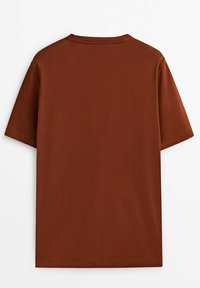 T-shirt marron uni à manches courtes avec col rond, présenté à plat montrant le dos sur un fond blanc.