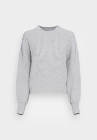 Lichtgrijze geribbelde gebreide sweater met lange ballonmouwen, omgeslagen polsen en een ronde halslijn, weergegeven op een effen achtergrond.