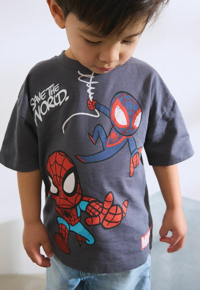 Graues Baumwoll-T-Shirt mit Spider-Man-Grafiken in Rot und Blau, mit dem Text "RETTE DIE WELT." Kurze Ärmel und lockere Passform, lässiger Stil.