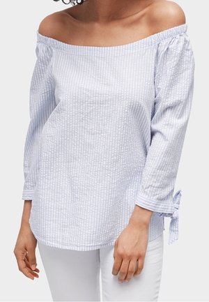 Blouse à épaules dénudées bleu clair à rayures blanches, en tissu texturé, manches longues, avec liens aux poignets.