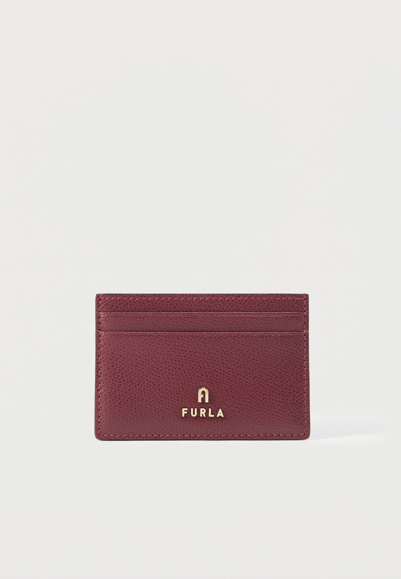 Porte-cartes en cuir texturé bordeaux avec trois emplacements pour cartes et logo Furla doré centré à l'avant.