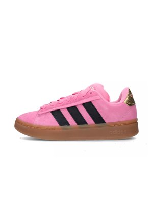 Sneaker in suede rosa con accenti a strisce nere, suola in gomma naturale e dettaglio in oro testurizzato sul tallone. Presenta lacci rotondi e logo sulla linguetta.
