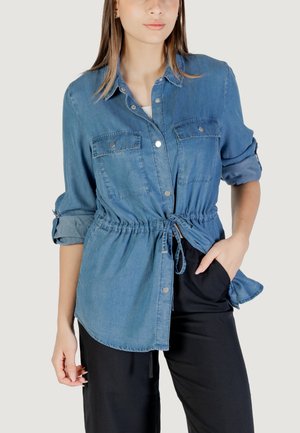 Camisa de vaquero de botones con mangas largas, cintura ajustable con cordón, dos bolsillos en el pecho y textura suave en un color azul claro.