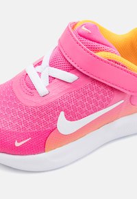 Nike Performance REVOLUTION 7 - Chaussures de running sur route - pinksicle/summit white/university gold/arctic orange