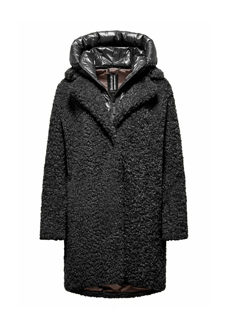 Zwarte buitenjas met een gestructureerde, donzige buitenkant en een glanzende pufferkap. Beschikt over een open voorkant en geen zichtbare sluitingen.