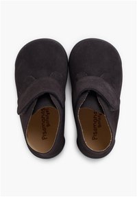 Scarpe in suede marrone scuro con punta tondeggiante, singolo strap in velcro e rivestimento interno beige. Nome del marchio stampato sulla soletta.