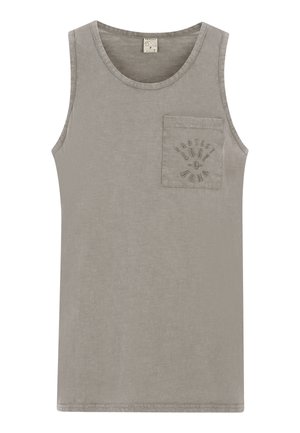 Sivi bezrukavi top od mekog materijala, s prednjim džepom s utisnutim tekstom i okruglim izrezom.