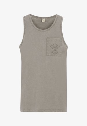 Sivi bezrukavi top od mekog materijala, s prednjim džepom s utisnutim tekstom i okruglim izrezom.