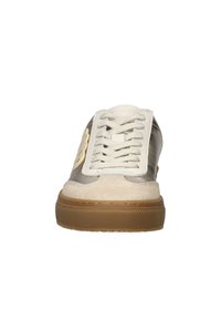 Witte en grijze sneaker met een bovenwerk van leer en suede, ronde neus, platte veters en een bruine rubberen zool met een gestructureerd patroon.