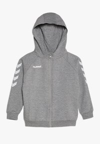 Felpa grigia con cappuccio, con zip e realizzata in materiale morbido, dotata di logo bianco e dettagli a forma di V sulle maniche. Vestibilità regolare con polsini a coste.