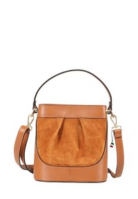 Bruine leren emmer tas met een voorpaneel van suède, gouden hardware, een verstelbare schouderband en geplooide details aan de voorkant.