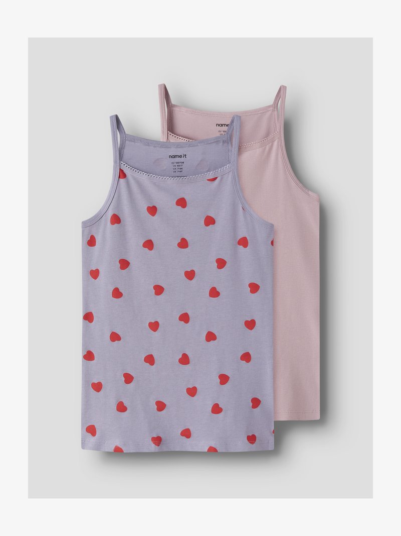 Zwei ärmellose Kinderoberteile, eines in hellviolett mit roten Herzen, das andere einfarbig hellrosa, beide mit dünnen Schulterriemen.