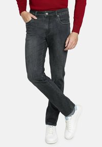 Jeans de mezclilla gris oscuro con un corte clásico, cinco bolsillos y detalles de costura blanca. Combinados con zapatillas blancas y un suéter rojo.