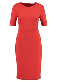 Czerwona dopasowana sukienka z elastycznego materiału, z krótkimi rękawami, okrągłym dekoltem, do kolan, z przeszyciami oraz ukrytym zamkiem z tyłu.