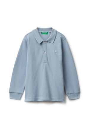 Polo a maniche lunghe di colore azzurro chiaro con due bottoni, polsini a costine e un piccolo logo ricamato sul lato sinistro del petto.