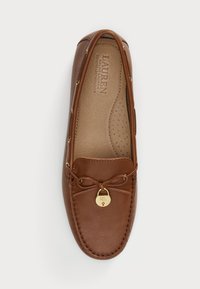 Rjavi usnjeni mokasini zaokroženega toe, z okrasnim vezanjem, poudarjenim z zlatim okrasjem ter teksturirano notranjo podlago z luknjicami za zračnost.