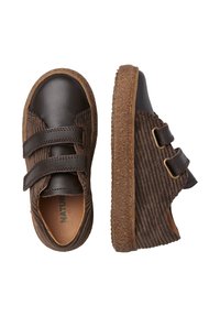 Scarpe in velluto a coste marroni con accenti in pelle, due cinturini in Velcro, suola intermedia texturizzata e punta arrotondata. Il design include una soletta di colore naturale.