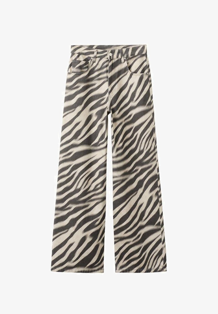 Dżinsy o szerokich nogawkach z czarno-białym wzorem zebry, wyposażone w przednie kieszenie, szlufki na pasek oraz zapięcie na guzik.