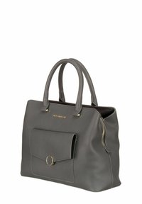 Sac cabas en cuir gris avec deux anses, une poche avant avec un fermoir magnétique et des accents de quincaillerie dorée. Fini texturé.