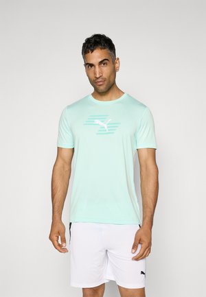 T-shirt atletico verde menta realizzato in tessuto leggero, con maniche corte e logo bianco Puma con righe orizzontali.